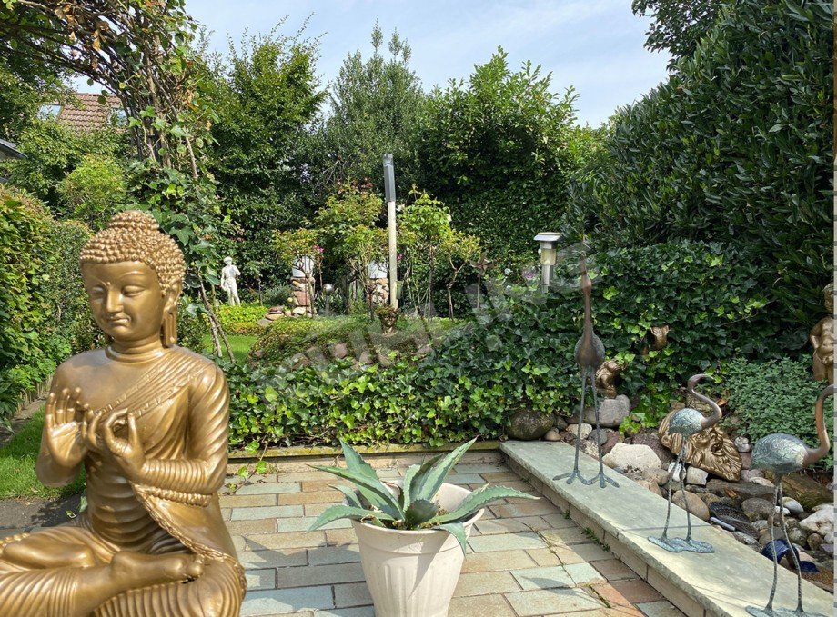 Gartenskulpturen sorgen f�r einen besonderen Flair Bungalow Lohne