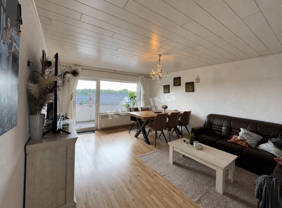 Wohn-Esszimmer mit Zugang zum Balkon Etagenwohnung Vechta