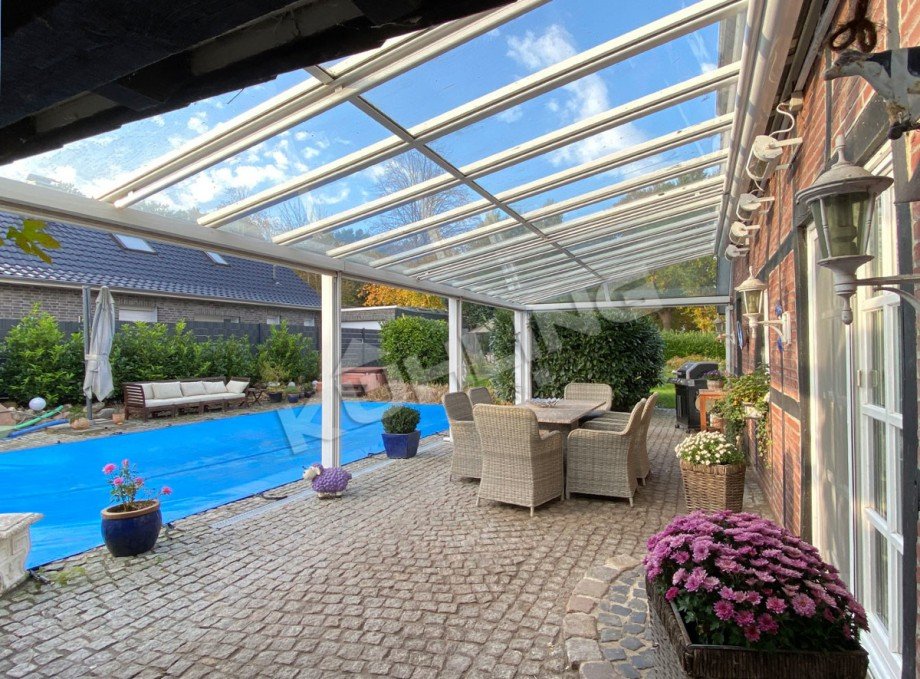 Terrasse mit Blick auf den Pool Einfamilienhaus Ganderkesee