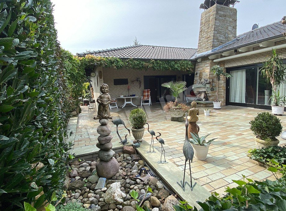 Terrasse mit Au�enkamin Bungalow Lohne