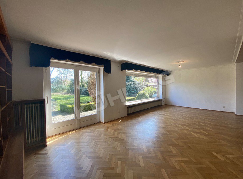 Bibliotheksbereich innerhalb des Wohnzimmers Haus Visbek