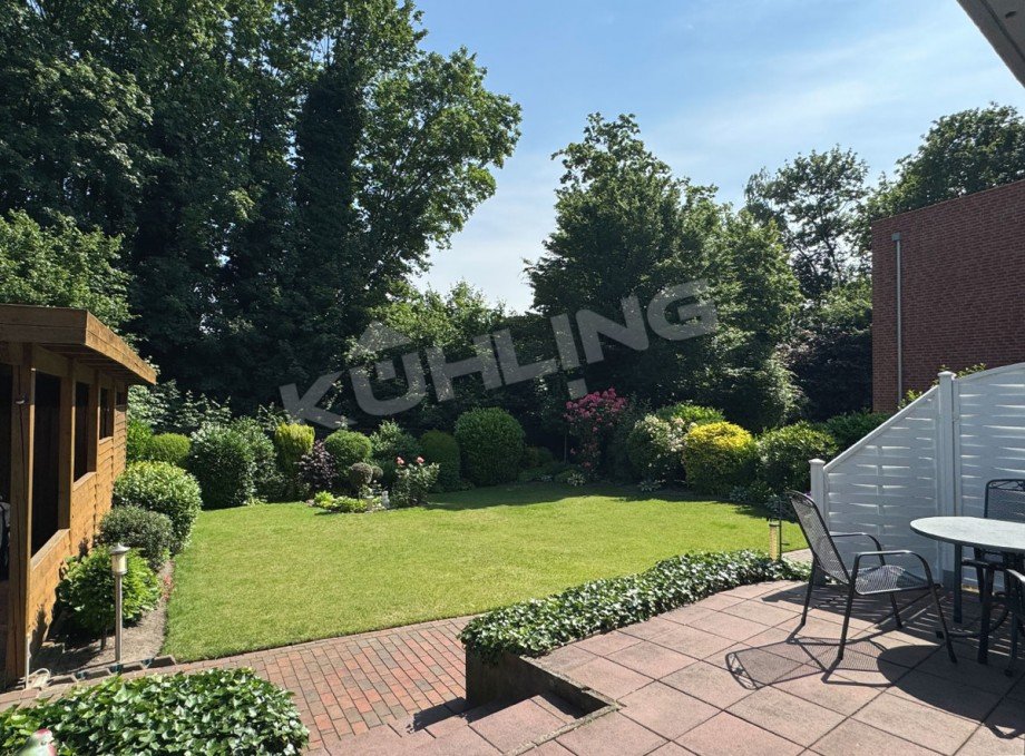 Terrasse mit Blick in den Garten Einfamilienhaus Vechta