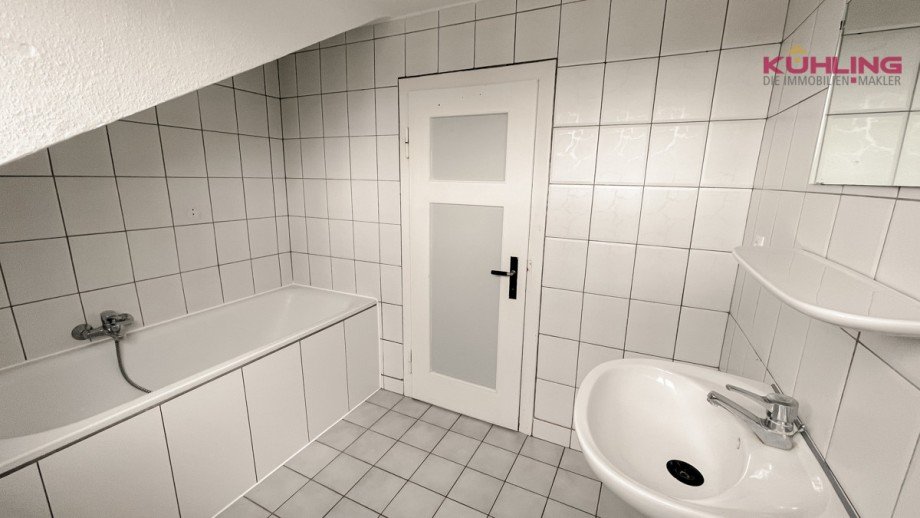 Badezimmer von Zimmer 3 Dachgeschosswohnung Diepholz