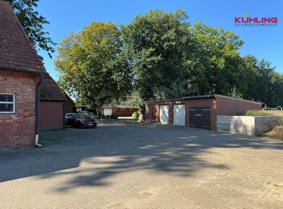 Vorderer Hofbereich Doppelhaush�lfte B�hren